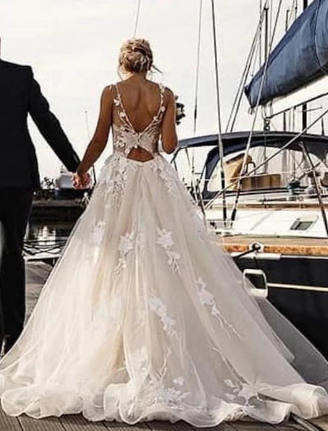 Beach Open Back Sexy Wedding Dresses A-Line V Neck Sleeveless Court Train Lace Bridal Gowns With Appliques Summer Fall Wedding Party