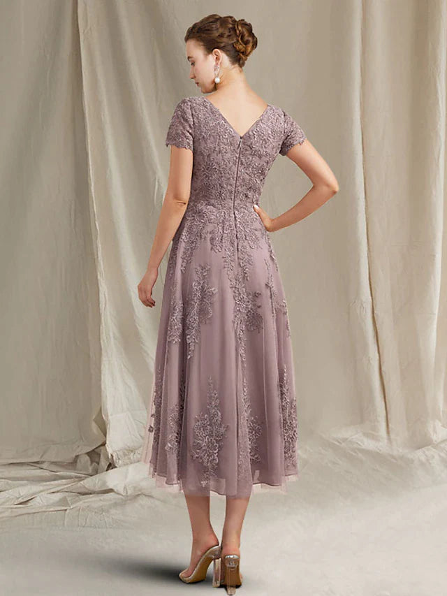 A-Line Mother of the Bride Dress Elegant Jewel Neck Tea Length Lace Tulle Short Sleeve with Appliques