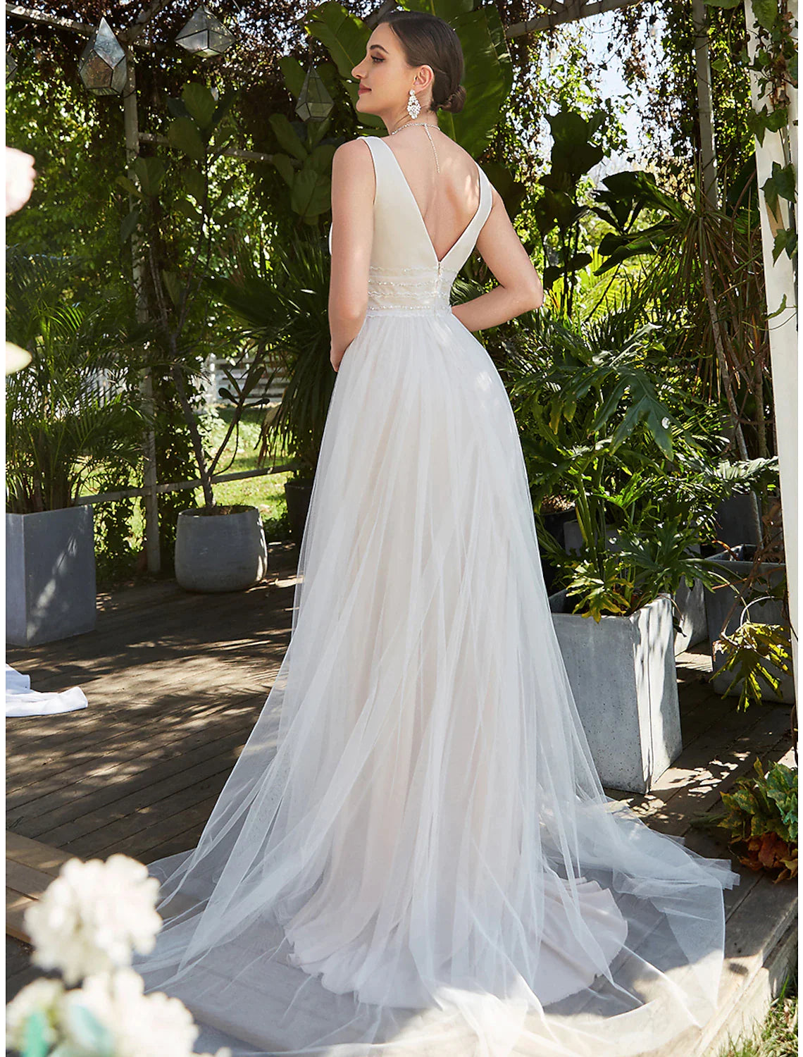 Beach Casual Wedding Dresses Sweep / Brush Train A-Line Sleeveless V Neck Tulle With Lace Embroidery