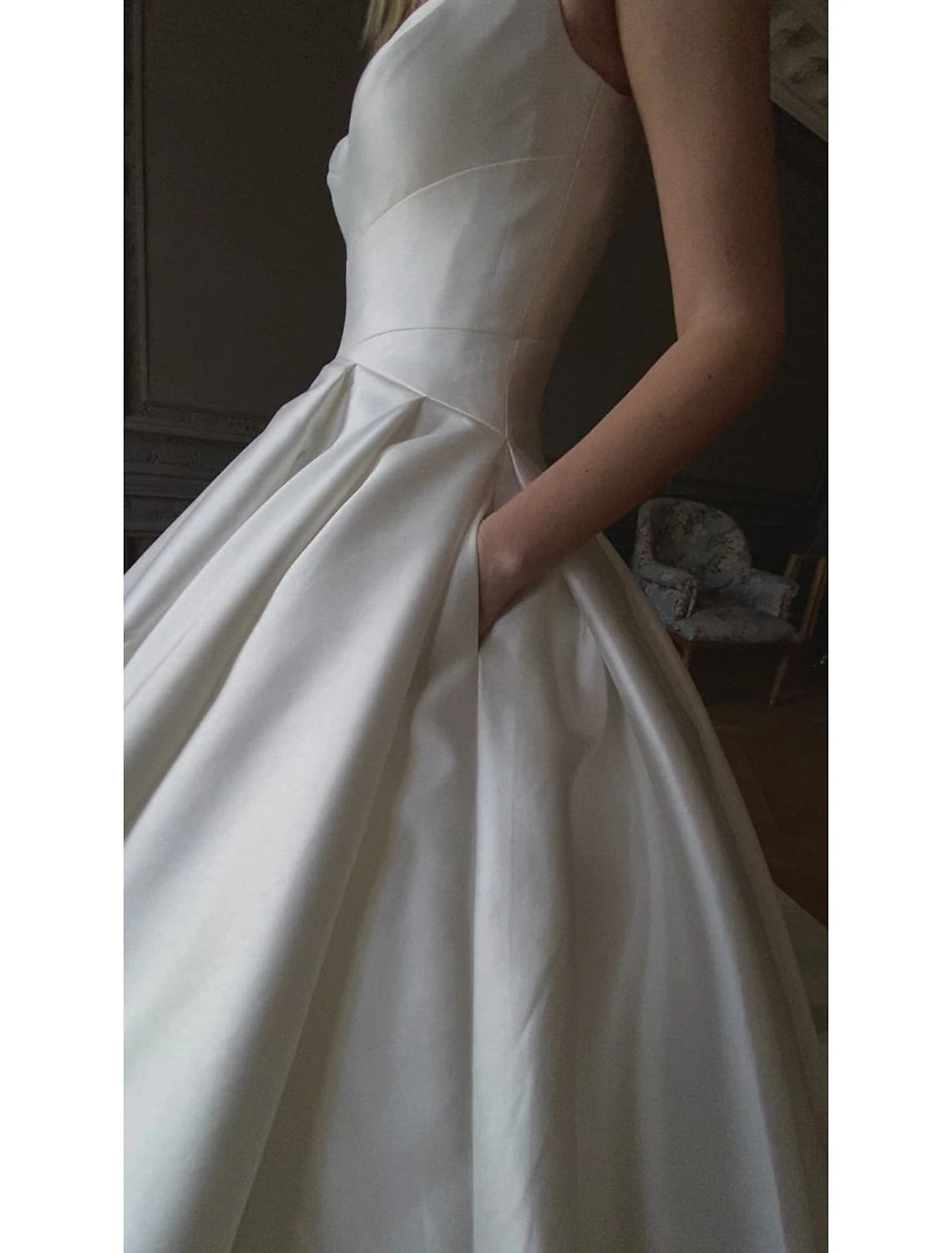 Royal Style Formal Wedding Dresses Ball Gown Square Neck Sleeveless Chapel Train Satin Bridal Gowns