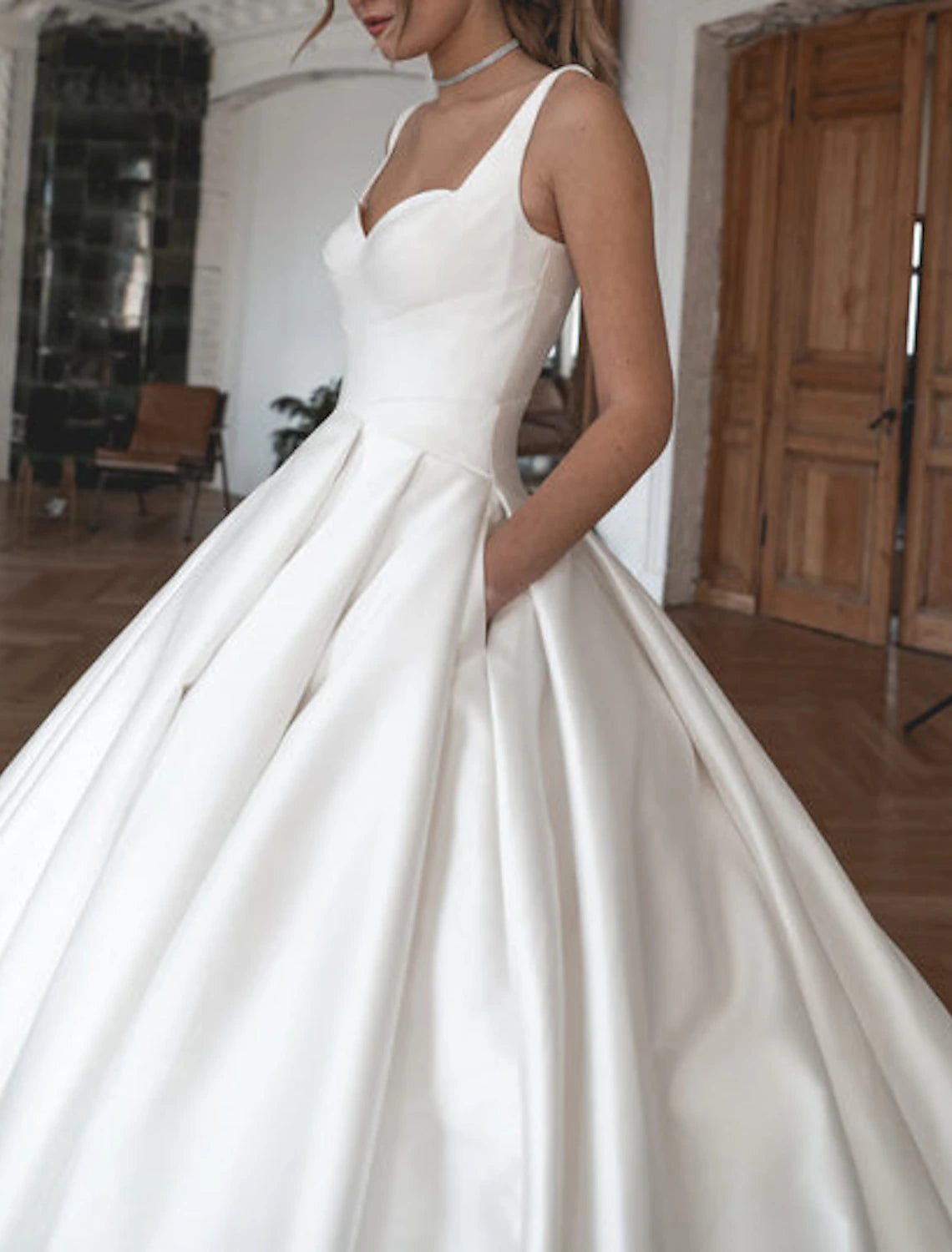 Royal Style Formal Wedding Dresses Ball Gown Square Neck Sleeveless Chapel Train Satin Bridal Gowns