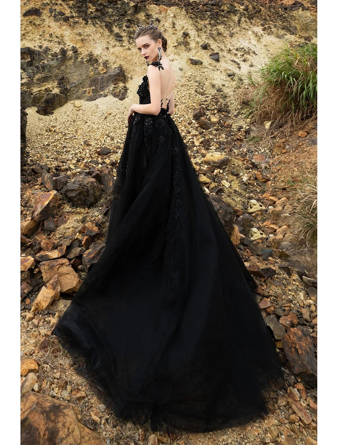 Beach Boho Black Wedding Dresses A-Line V Neck Sleeveless Court Train Lace Bridal Gowns