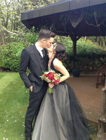 Black Wedding Dresses Formal A-Line V Neck Halter Sleeveless Floor Length Lace Tulle Gothic Fall Halloween Engagement Bridal Gowns With Appliques