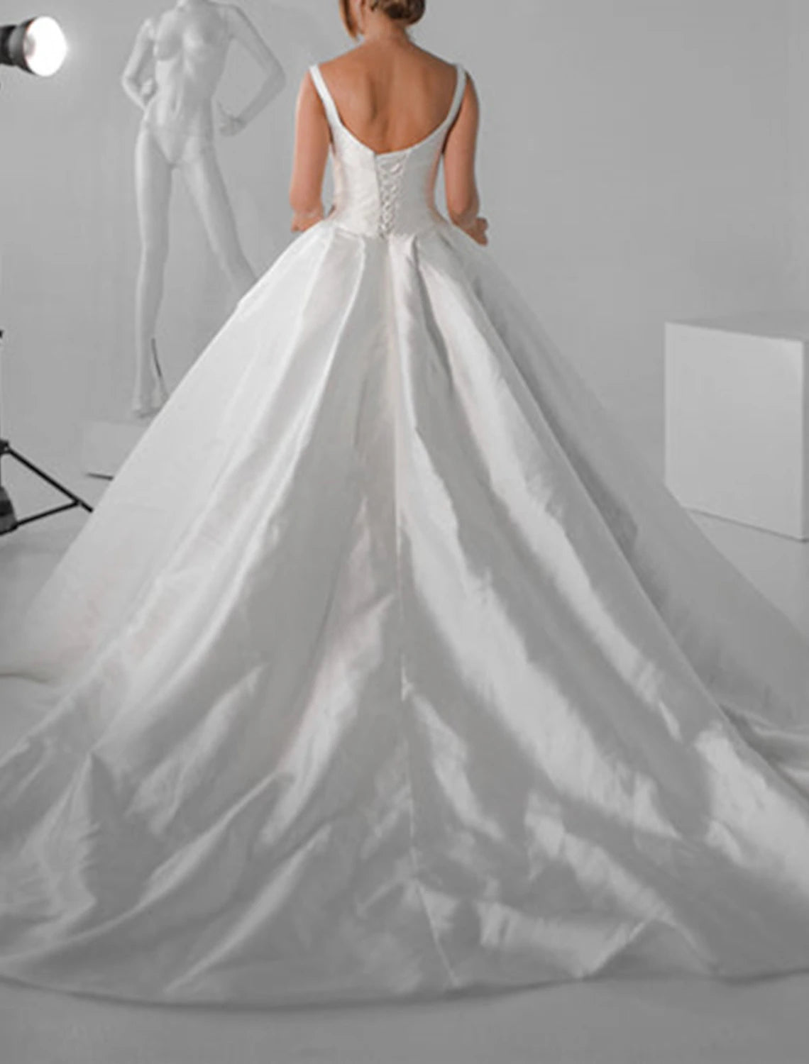 Royal Style Formal Wedding Dresses Ball Gown Square Neck Sleeveless Chapel Train Satin Bridal Gowns