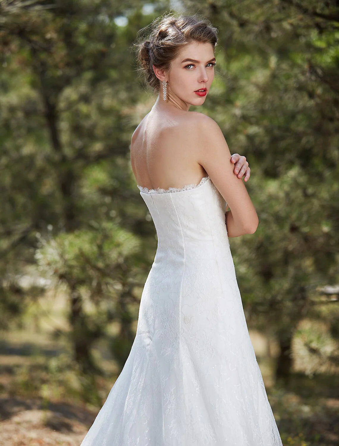 Wedding Dresses A-Line Strapless Sleeveless Court Train Satin Bridal Gowns With Lace