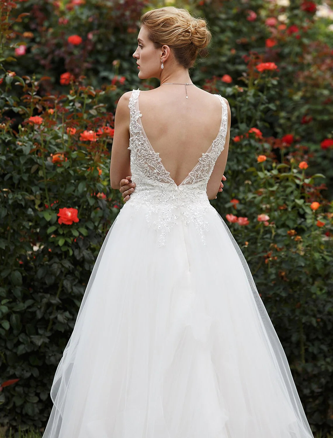 Hall Wedding Dresses Princess Plunging Neck Sleeveless Chapel Train Tulle Bridal Gowns With Sequi