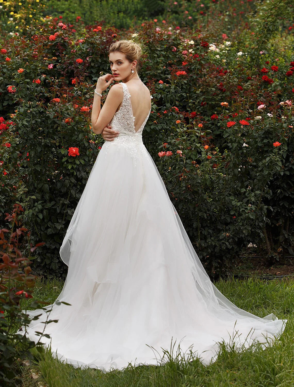 Hall Wedding Dresses Princess Plunging Neck Sleeveless Chapel Train Tulle Bridal Gowns With Sequi